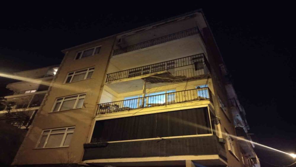&Uuml;sk&uuml;dar&rsquo;da binanın balkonunda kısmi &ccedil;&ouml;kme meydana geldi
