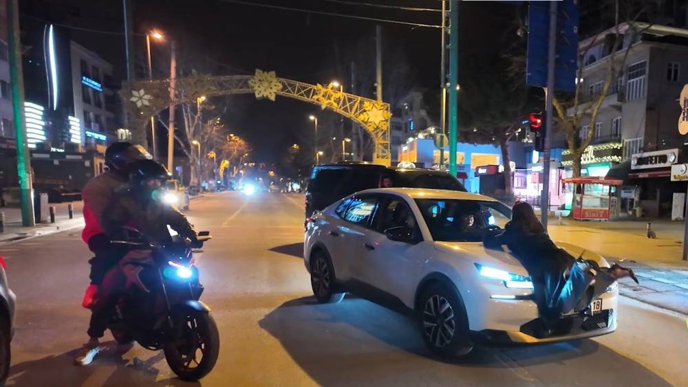 Polis uygulamasında ilgin&ccedil; anlar: Alkoll&uuml; yolcu &ccedil;akar iddiasıyla aracın &ouml;n&uuml;ne atladı
