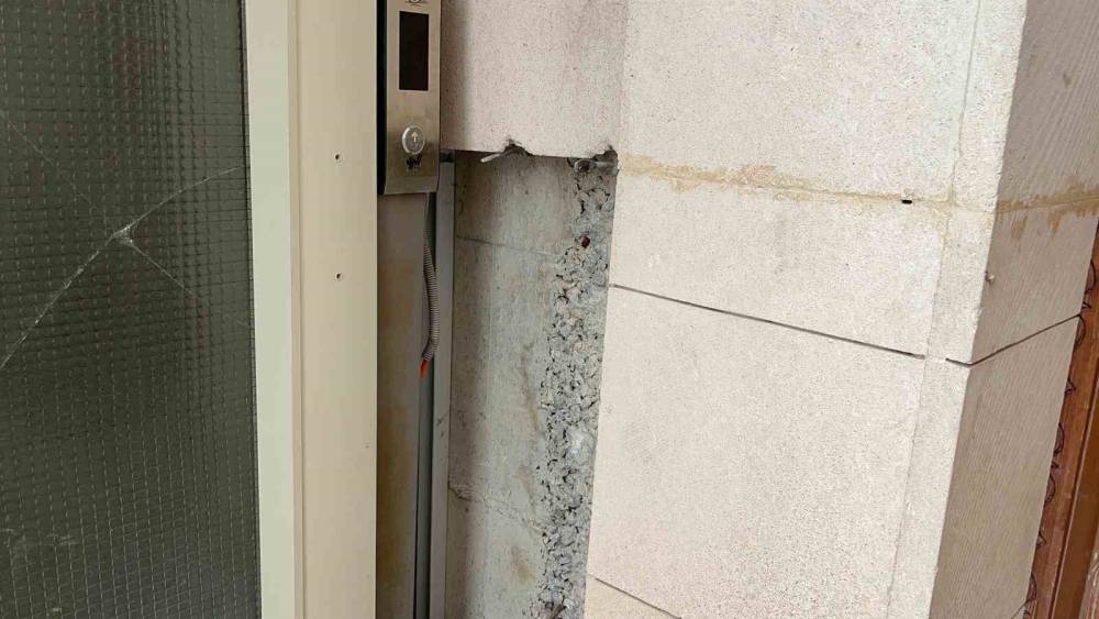 Adilcevaz&rsquo;da camiye &ccedil;irkin saldırı: Halılar &uuml;zerinde sigara izmaritleri s&ouml;nd&uuml;r&uuml;ld&uuml;
