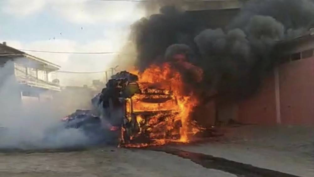 Saman y&uuml;kl&uuml; tır yangında k&uuml;l oldu
