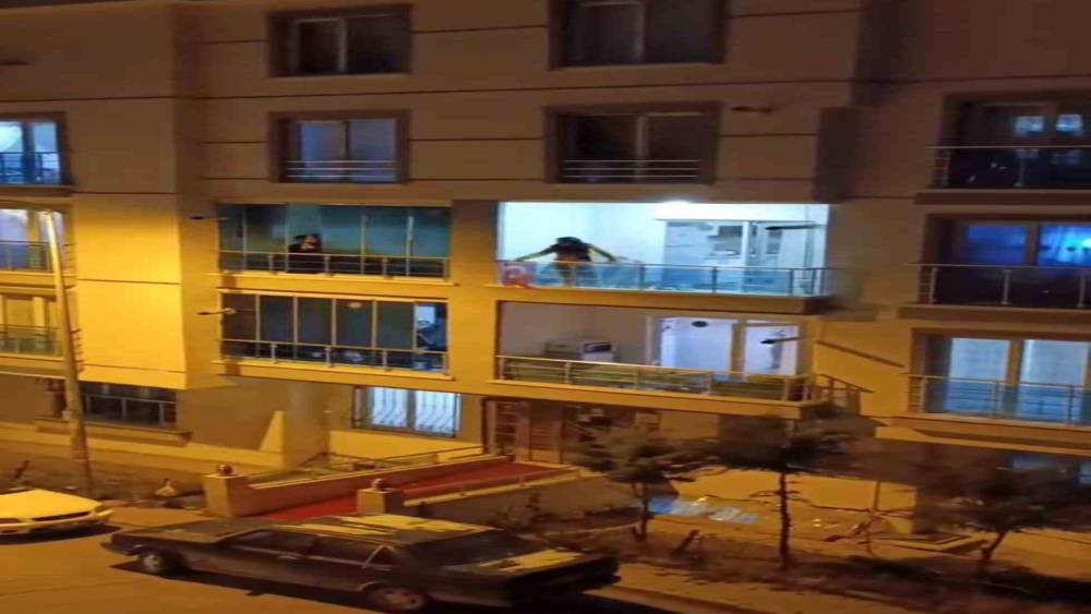 Sinir krizi ge&ccedil;iren gen&ccedil; kadın balkonundaki eşyaları yola fırlattı
