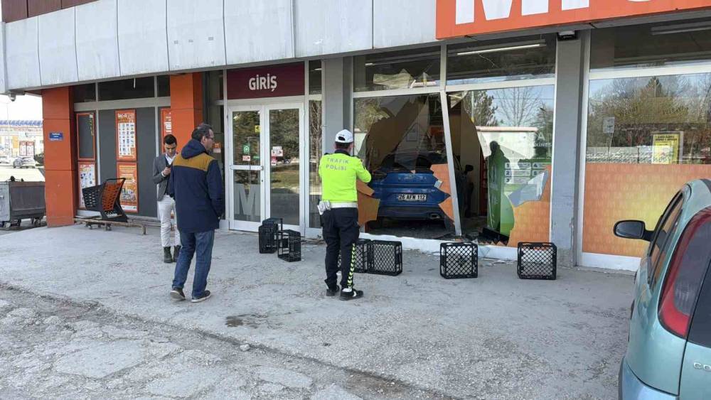 Fren yapmak yerine gaza basan otomobil s&uuml;permarkete girdi
