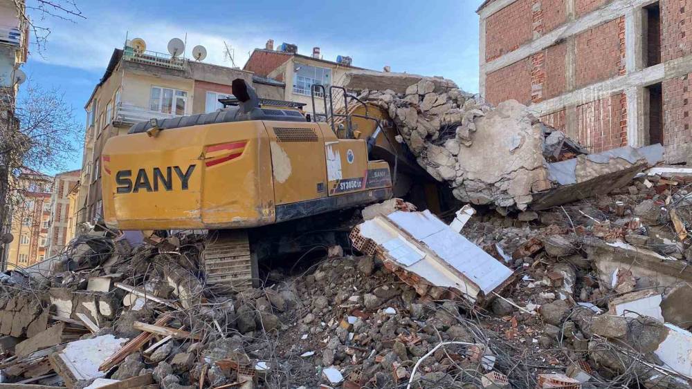 Ağır hasarlı binanın enkazı iş makinesinin &uuml;st&uuml;ne yıkıldı
