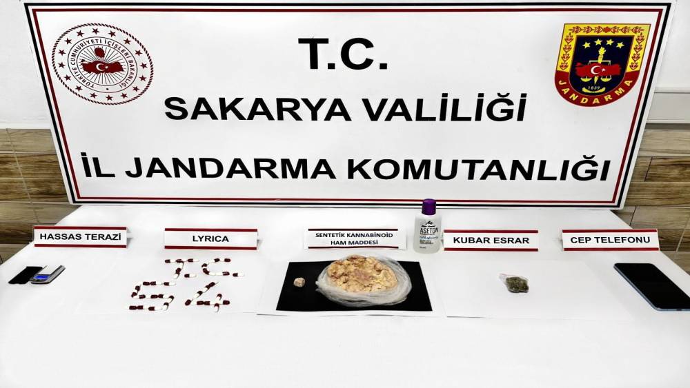 Sakarya&rsquo;nın iki il&ccedil;esinde zehir tacirlerine operasyon: 2 tutuklama
