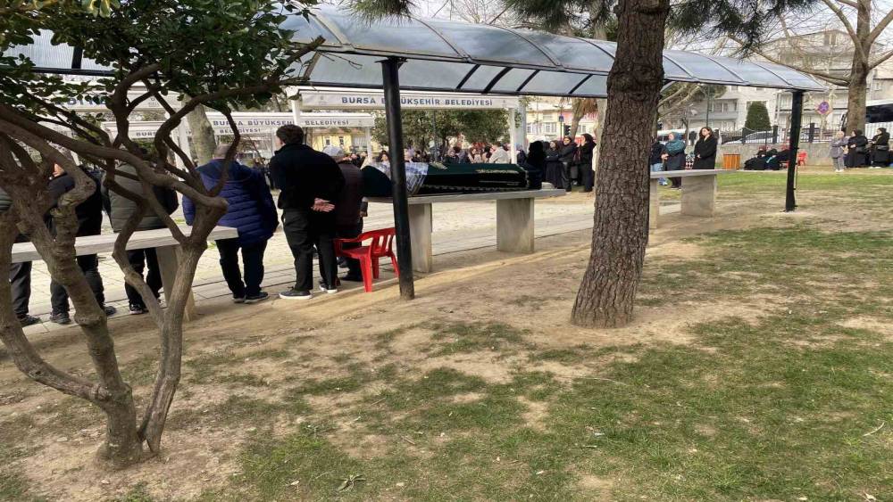 Bursa&rsquo;daki silahlı saldırıda &ouml;len g&uuml;zellik uzmanı kadın toprağa verildi
