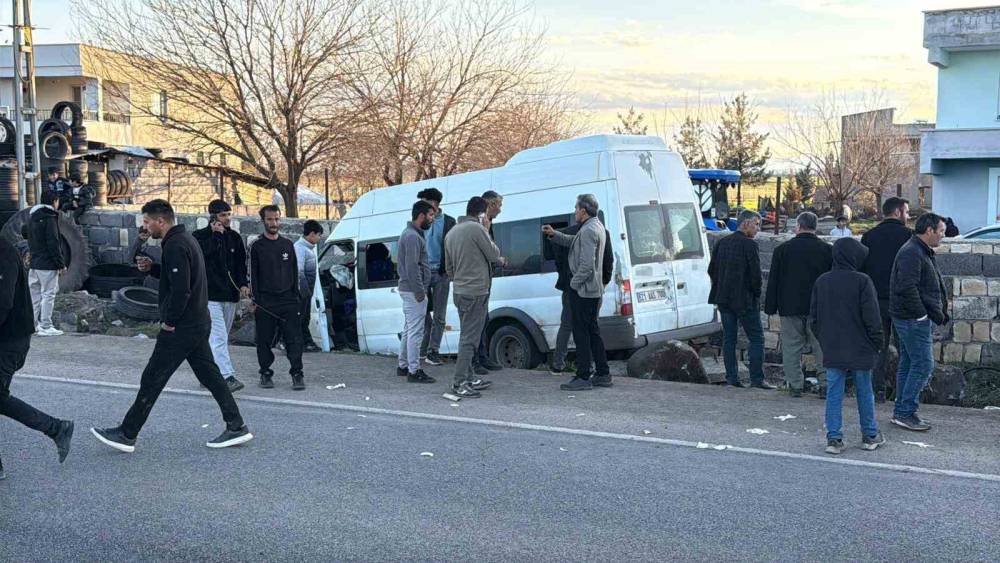 Diyarbakır&rsquo;da iş&ccedil;i minib&uuml;s&uuml; duvara &ccedil;arptı: 12 yaralı
