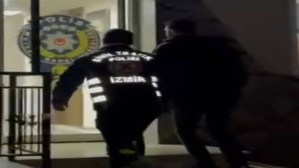 İzmir&rsquo;de drift yaparken d&uuml;kkana &ccedil;arpan s&uuml;r&uuml;c&uuml; yakalandı
