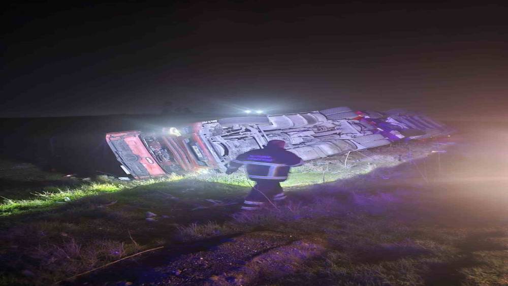 Mardin&rsquo;de tır devrildi: 1 yaralı
