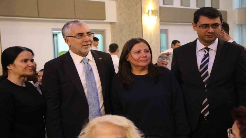 Bakan Işıkhan: "T&uuml;rkiye olarak, sulhun ve sağ duyunun hakim olduğu bir diplomasi ortamının tesisi i&ccedil;in &ccedil;alışmaya devam edeceğiz"
