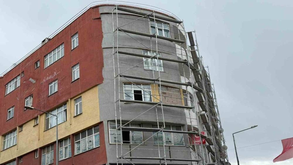Iğdır&rsquo;da binadaki dış cephe &ccedil;alışmasında g&uuml;venlik ihmali
