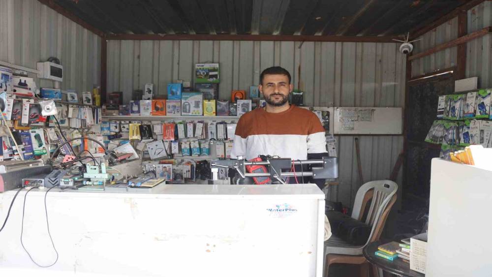 Hırsızın, arkadaşını &rsquo;sadece sıfır telefonları al&rsquo; diyerek y&ouml;nlendirdiği 150 bin TL&rsquo;lik soygun kamerada
