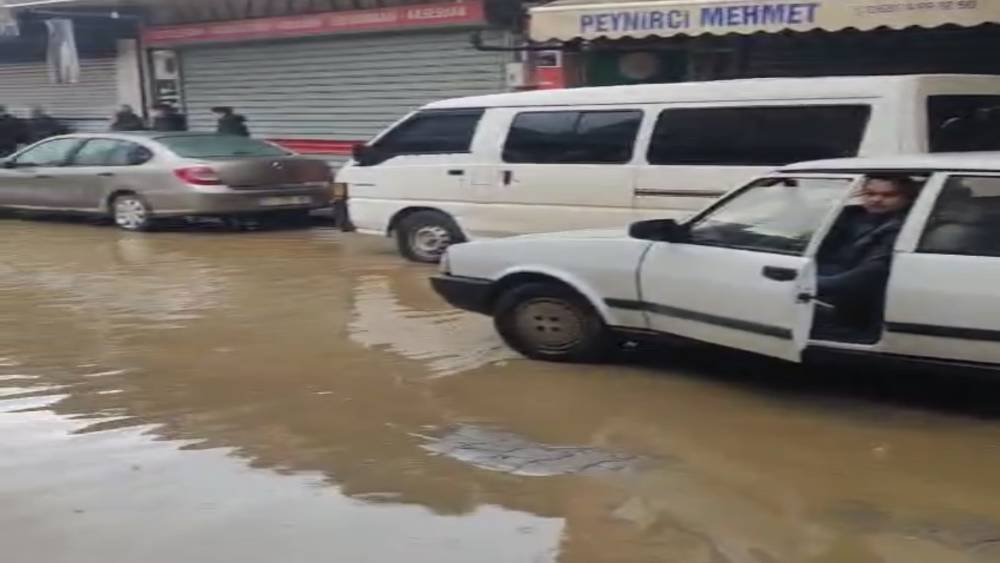 &Ouml;demiş&rsquo;te sağanak yağış hayatı olumsuz etkiledi
