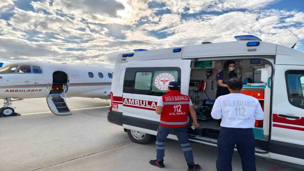 Kalp hastası bebek ambulans u&ccedil;akla İstanbul&rsquo;a sevk edildi
