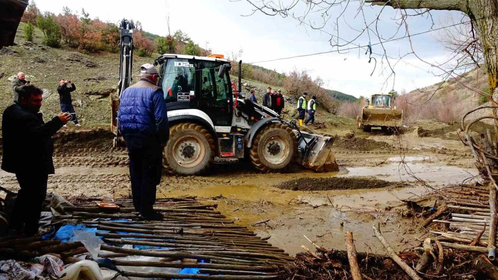 Tavşanlı&rsquo;da g&ouml;let taştı, bir ev ve ahır sular altında kaldı
