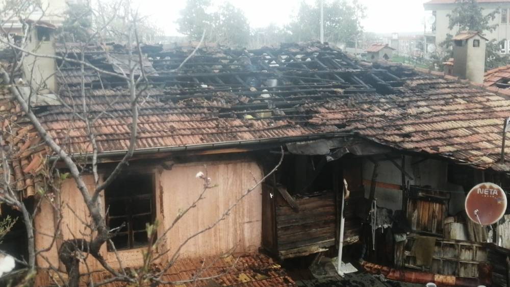 Isparta&rsquo;da iki katlı ev alevlere teslim oldu
