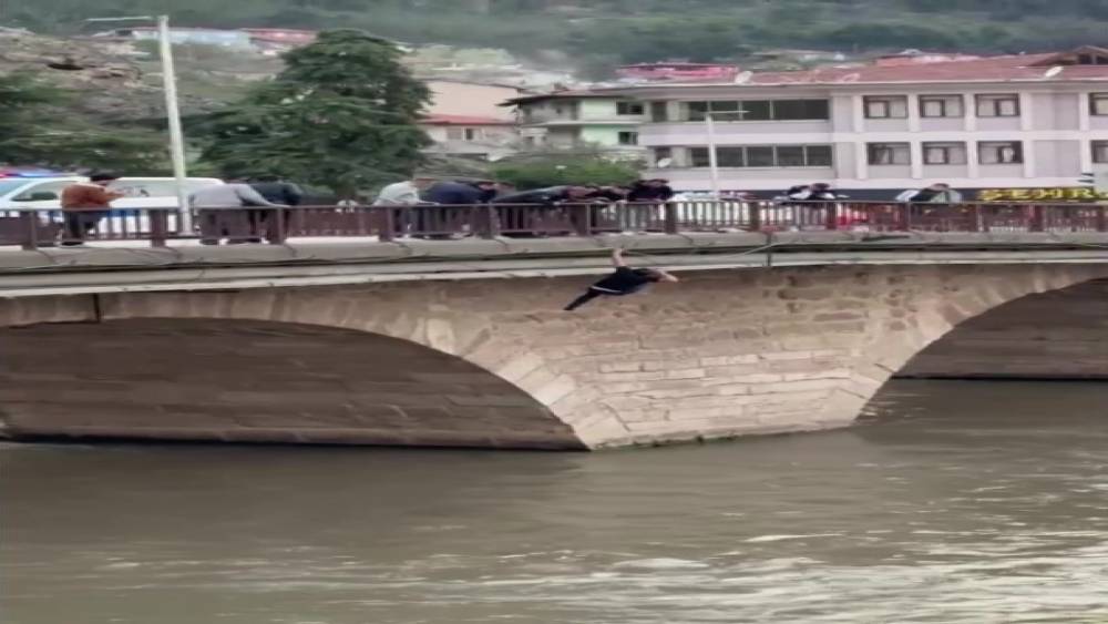 K&ouml;pr&uuml;den nehre atlayan şahsı ekipler kurtardı: O anlar kamerada
