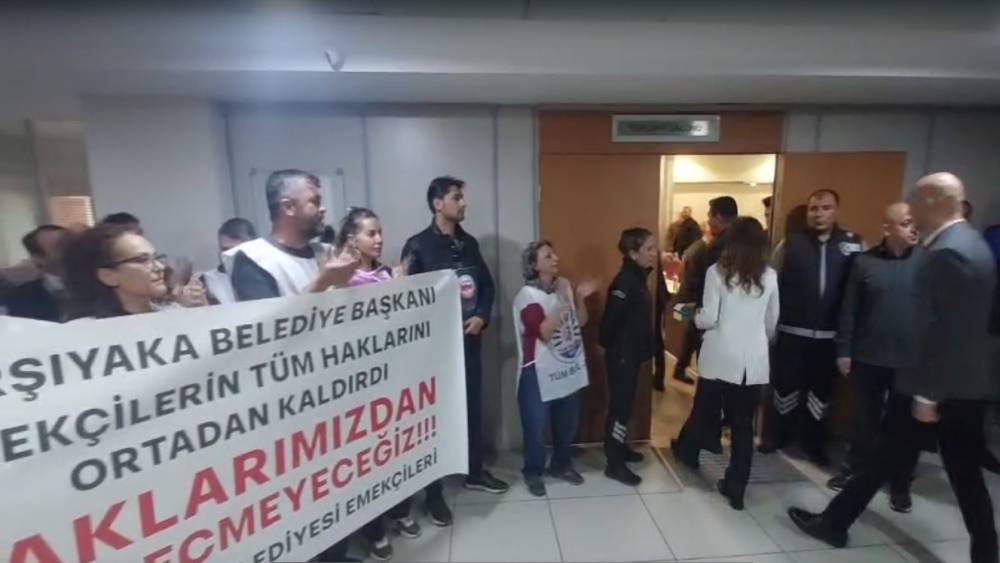 Karşıyaka&rsquo;da memurlardan meclis girişi Başkan &Uuml;nsal&rsquo;a alkışlı protesto
