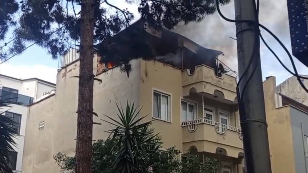 &Ccedil;atı yangını mahallede paniğe neden oldu
