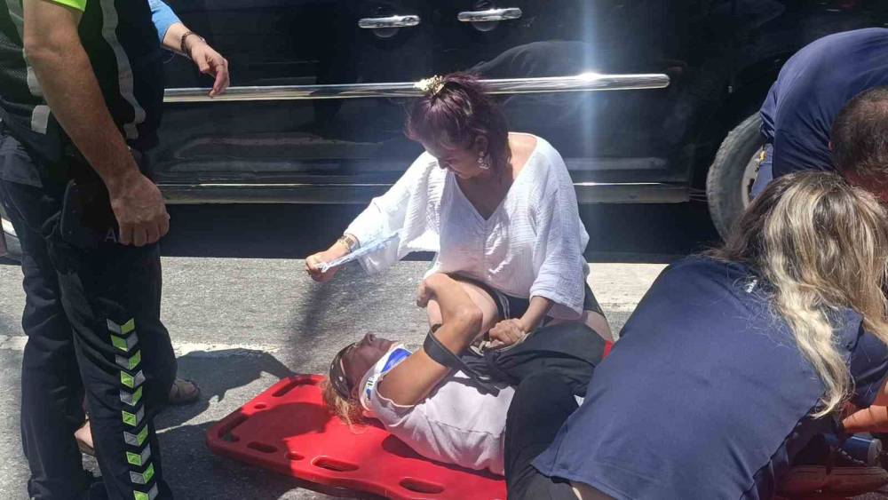 Yaya ge&ccedil;idinde motosikletin &ccedil;arptığı Alman kadın turist yaralandı

