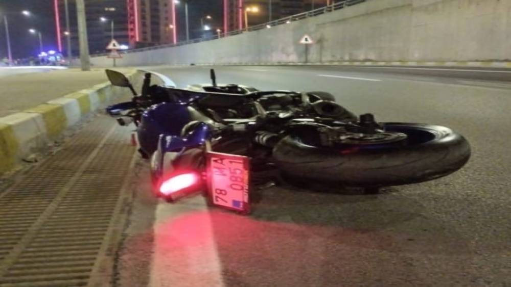 Motosiklet kazasında &Uuml;rd&uuml;nl&uuml; 2 gen&ccedil; hayatını kaybetti
