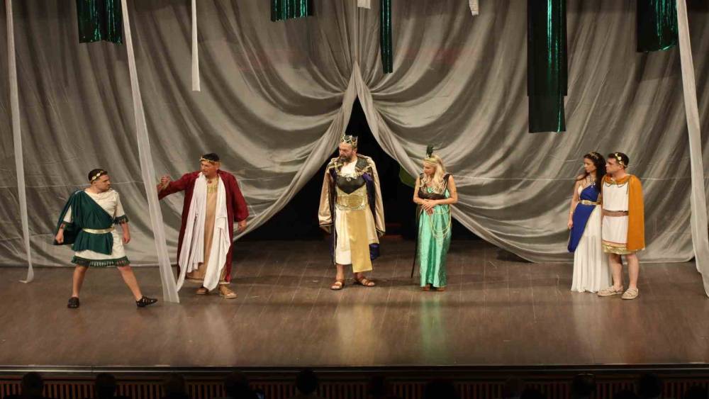 EGİAD Tiyatro Kul&uuml;b&uuml;&rsquo;nden anlamlı gece
