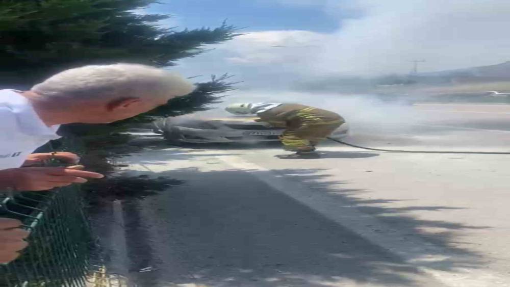 Seyir halindeki otomobilin motor kısmında yangın &ccedil;ıktı
