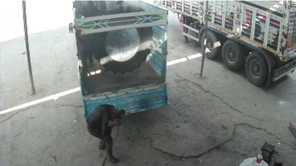 Siirt&rsquo;te şişirilen lastik bomba gibi patladı: 2 yaralı
