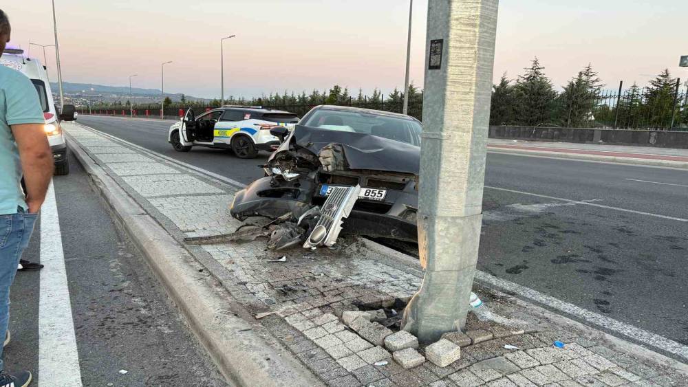 Kayseri&rsquo;de otomobil aydınlatma direğine &ccedil;arptı: 1 yaralı
