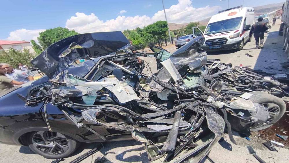 Bing&ouml;l&rsquo;de tıra &ccedil;arpan otomobil hurdaya d&ouml;nd&uuml;: 1 yaralı
