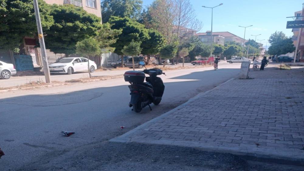 Devrilen elektrikli bisikletin s&uuml;r&uuml;c&uuml;s&uuml; yaralandı
