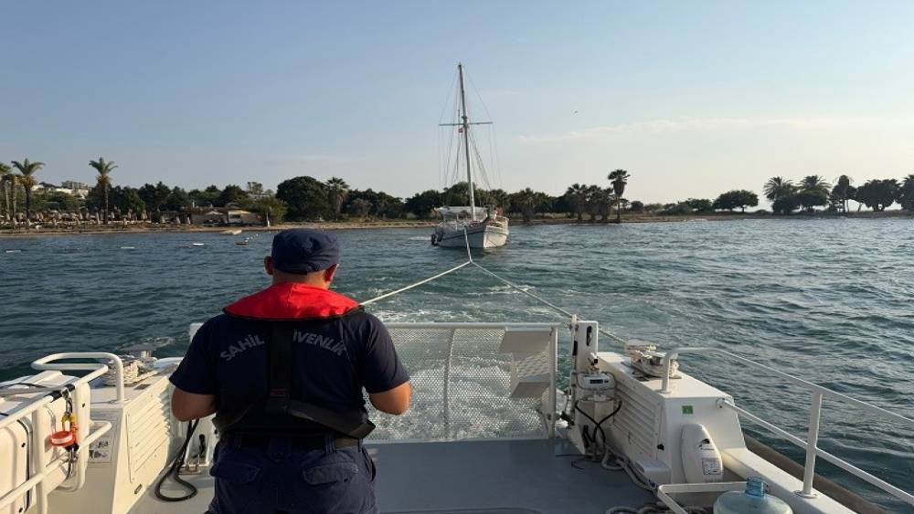 Karaya oturan gezi teknesindeki 9 kişi kurtarıldı
