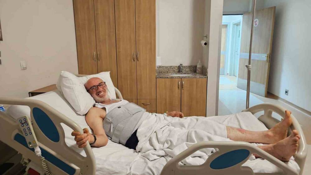 Beslediği boğasının saldırısına uğradı, oğlunun m&uuml;dahalesiyle hayatta kaldı
