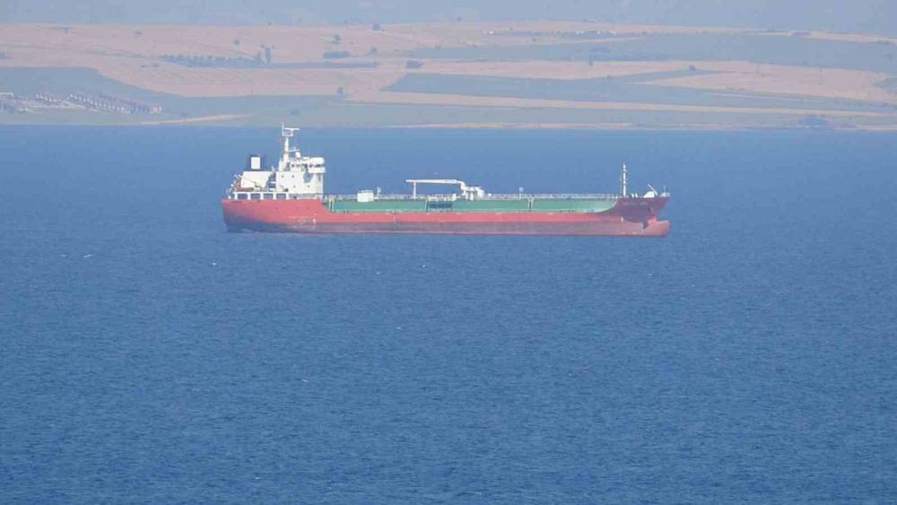 &Ccedil;anakkale Boğazı&rsquo;ndan ge&ccedil;en tankerde baca yangını
