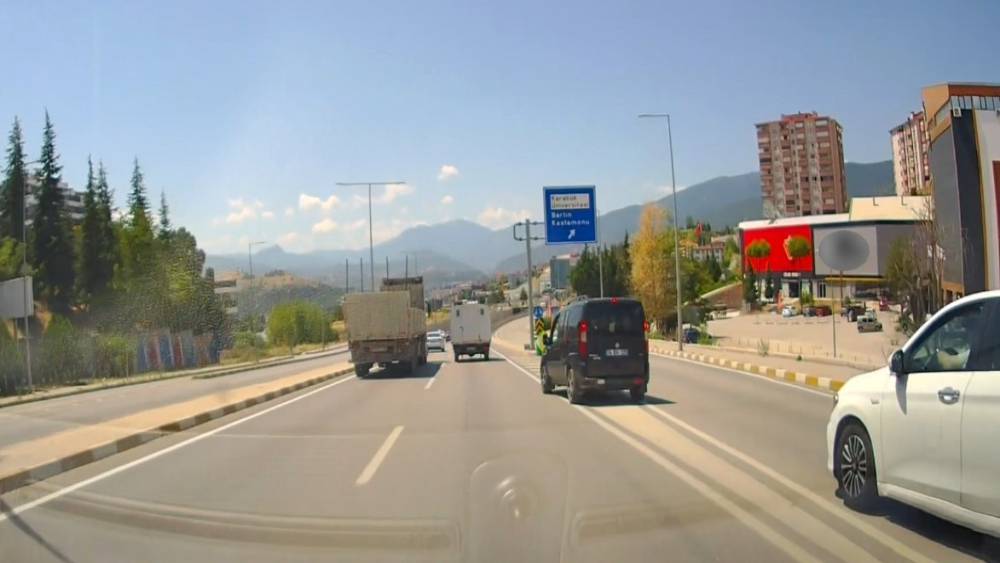 Karab&uuml;k&rsquo;te trafiği tehlikeye d&uuml;ş&uuml;ren ara&ccedil;lar kamerada
