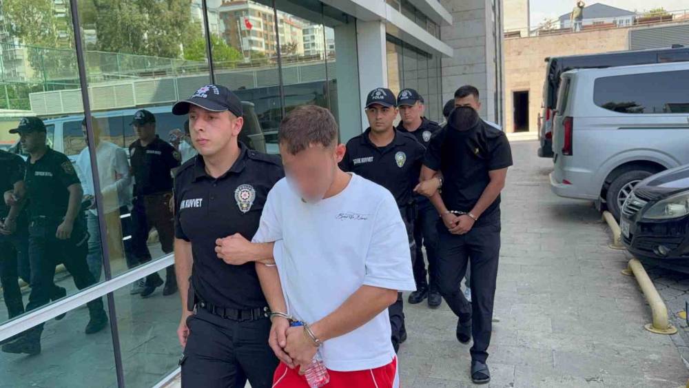 Uyuşturucu operasyonunda g&ouml;zaltına alınan 4 ş&uuml;pheli adliyeye sevk edildi
