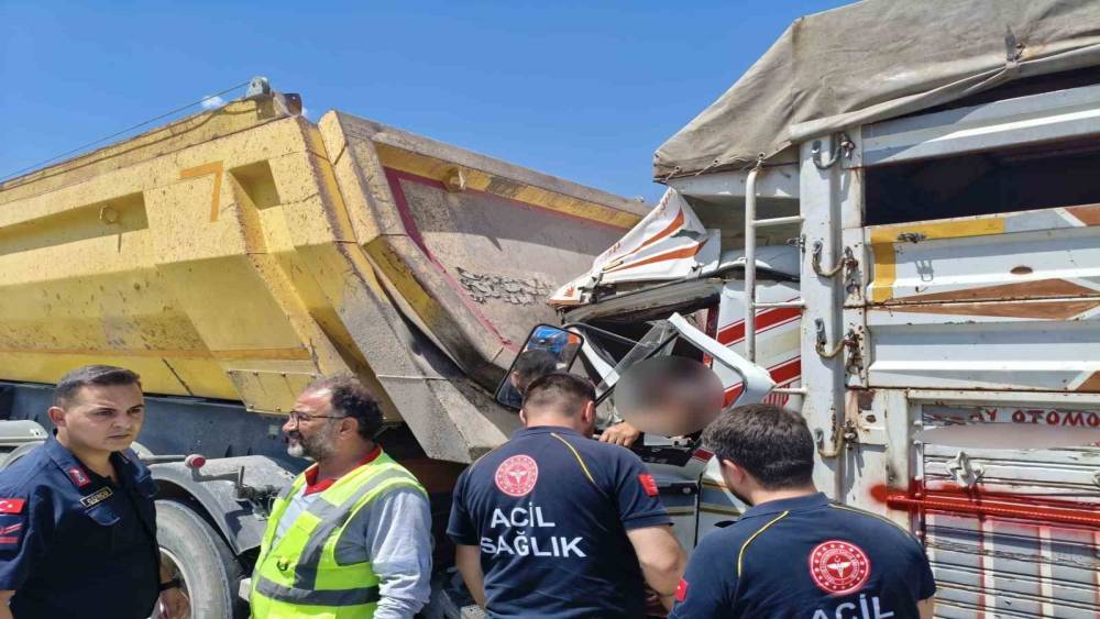 &Ccedil;ekiciye &ccedil;arpan kamyon hurdaya d&ouml;nd&uuml;: 2 yaralı
