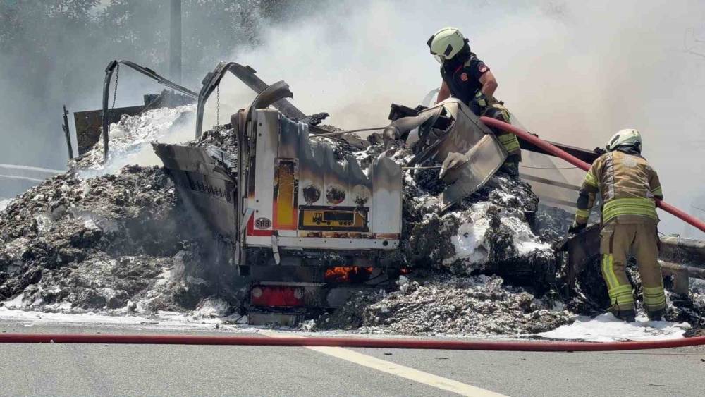 Kuzey Marmara otoyolu &Ccedil;atalca nakkaş mevkiinde bir tırda bilinmeyen bir nedenle yangın &ccedil;ıktı. Alevler tarım arazisine de sı&ccedil;rarken, olay yerine &ccedil;ok sayıda itfaiye ekibi sevk edildi.
