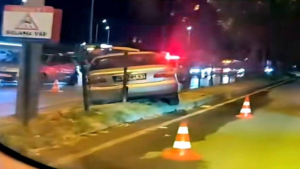Kontrolden &ccedil;ıkan otomobil orta ref&uuml;je &ccedil;ıktı
