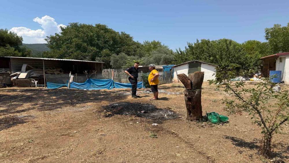 Menteşe&rsquo;de evin bah&ccedil;esinde ot yangını paniğe neden oldu
