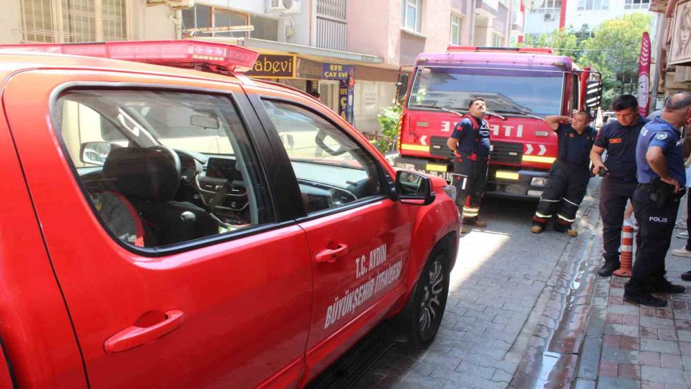 Aydın&rsquo;da apartman dairesinde patlama: 1&rsquo;i ağır 2 yaralı
