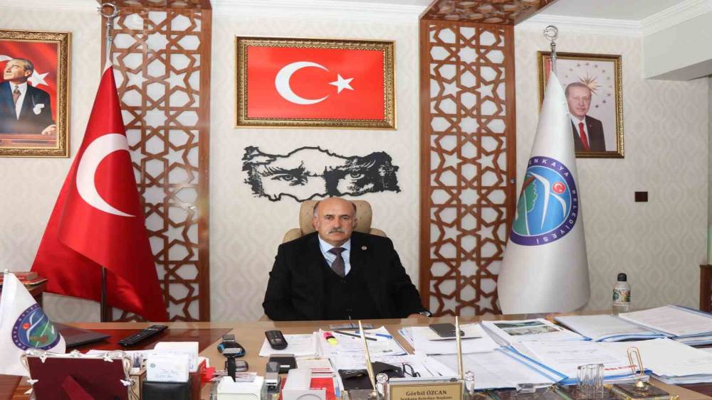 Şenkaya Belediye Başkanı G&ouml;rbil &Ouml;zcan partisinden istifa etti
