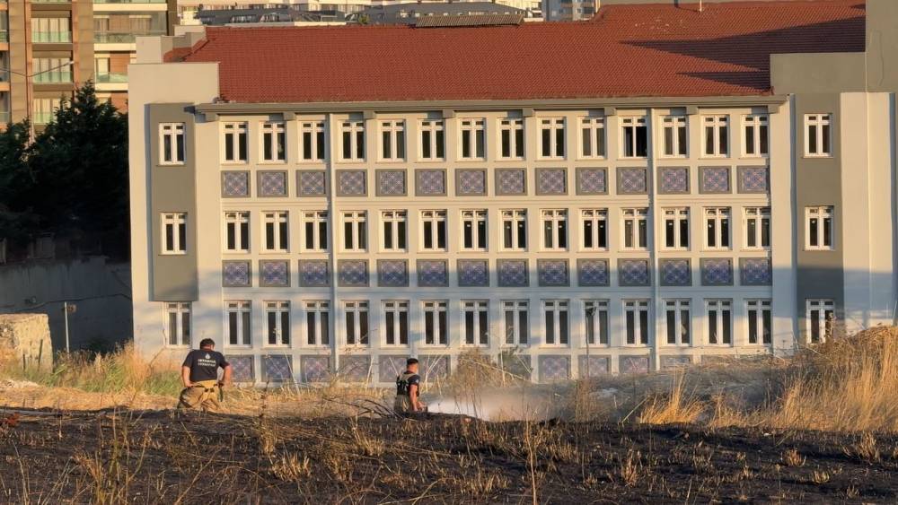 Beylikd&uuml;z&uuml;&rsquo;nde otluk alanda korkutan yangın: Alevler sitelere kadar yaklaştı
