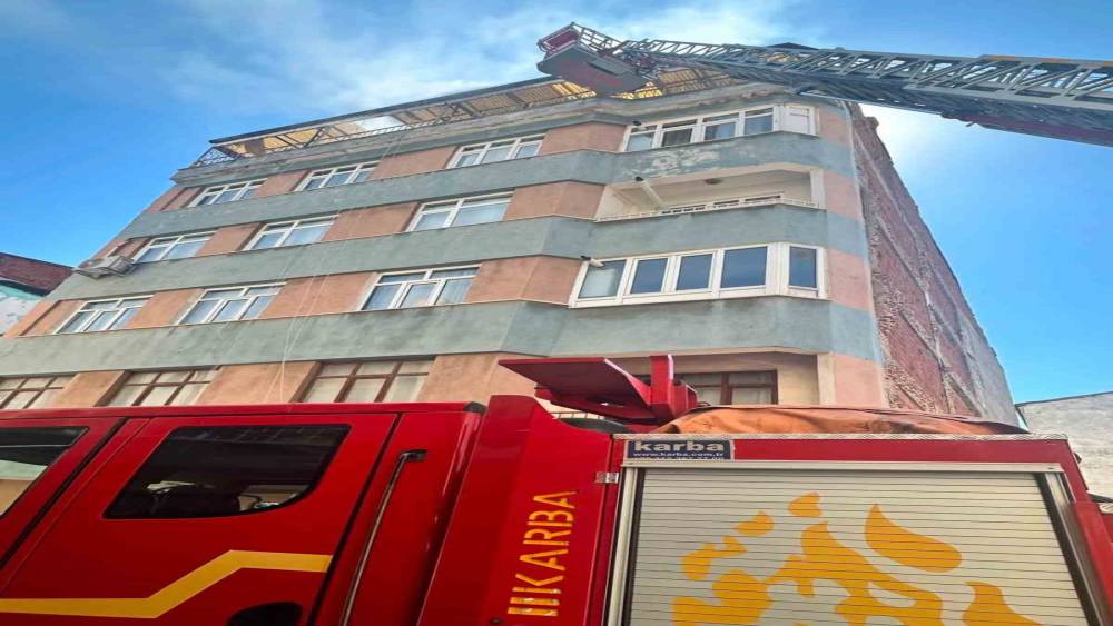 Elazığ&rsquo;da &ccedil;atı yangını
