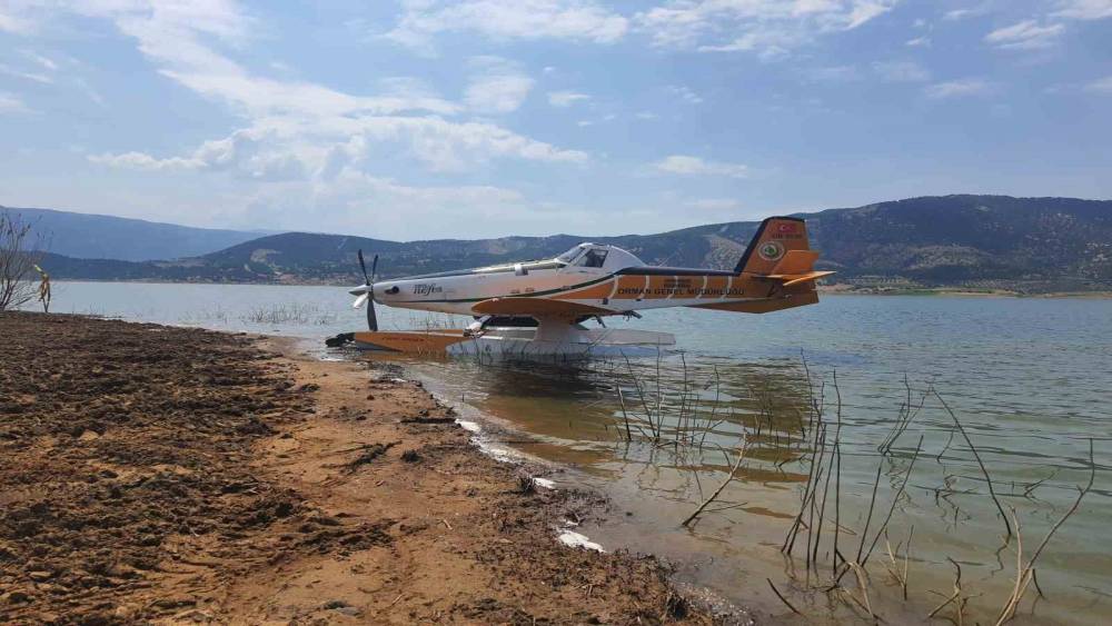 İzmir&rsquo;de yangın s&ouml;nd&uuml;rme u&ccedil;ağı baraja zorunlu iniş yaptı
