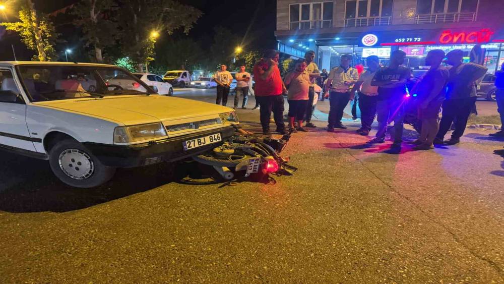 Şanlıurfa&rsquo;da otomobil ile &ccedil;arpışan motosikletin s&uuml;r&uuml;c&uuml;s&uuml; yaralandı
