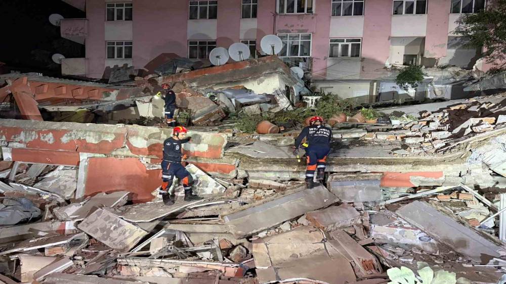 (D&uuml;zeltme) Bah&ccedil;elievler Belediyesi: "Binanın &ouml;nceden tahliye edilmesi nedeniyle ilk belirlemelere g&ouml;re herhangi bir can kaybı veya yaralanma bulunmamaktadır"
