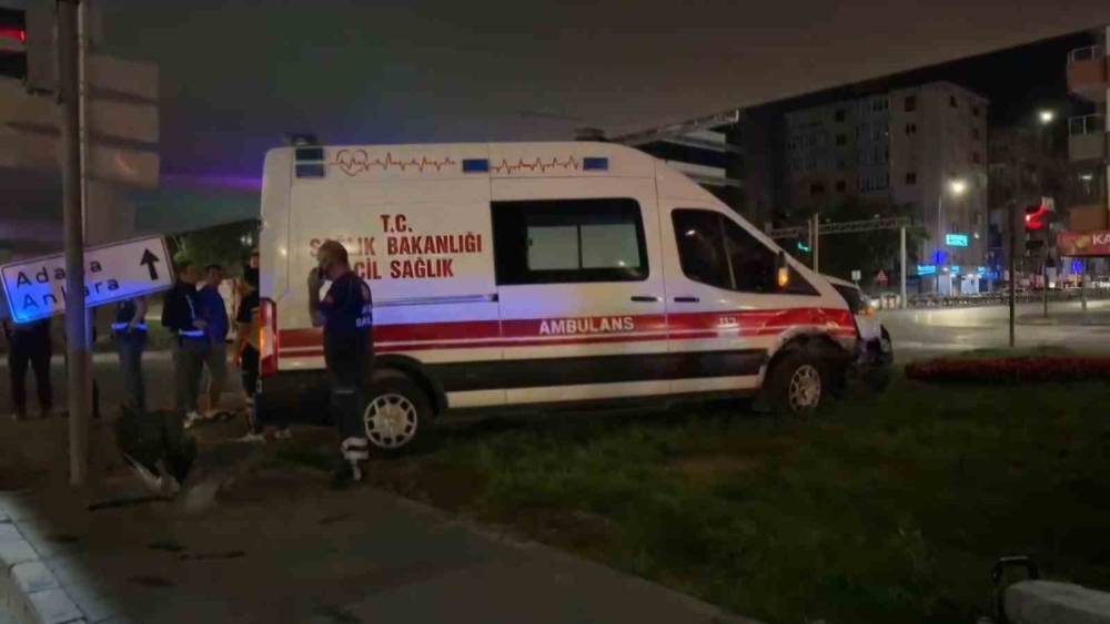 Ambulans ile otomobil &ccedil;arpıştı: 6 yaralı
