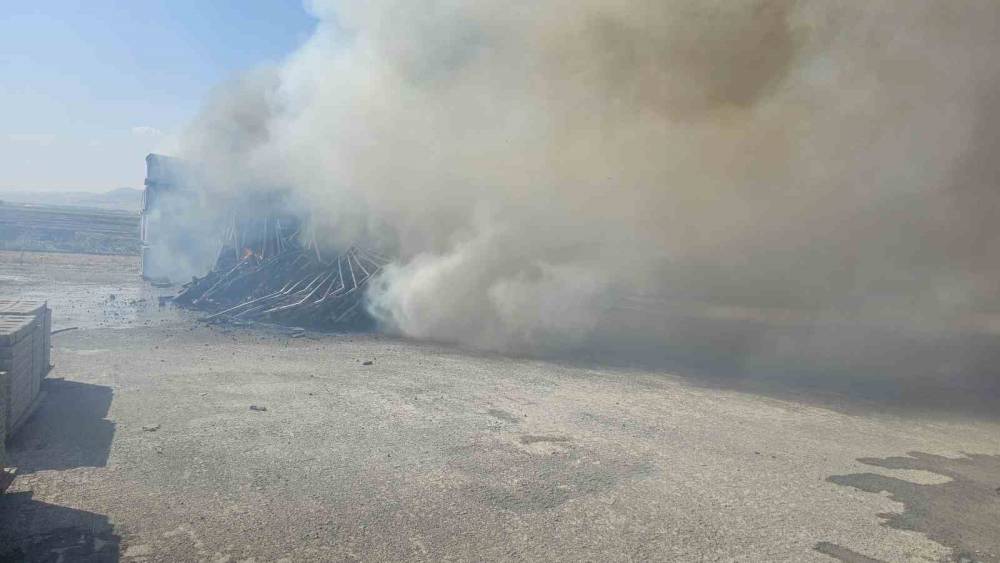 Mardin&rsquo;de tarla yangını parke taşı imalathanesine sı&ccedil;radı
