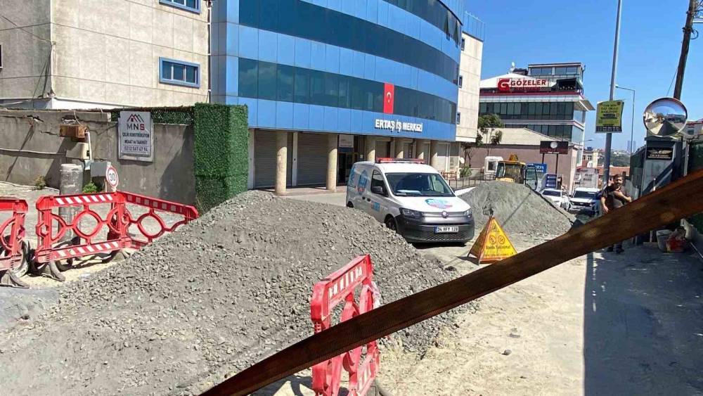 Ey&uuml;psultan&rsquo;da İSKİ&rsquo;nin &ccedil;alışma yaptığı esnada doğalgaz borusu patladı
