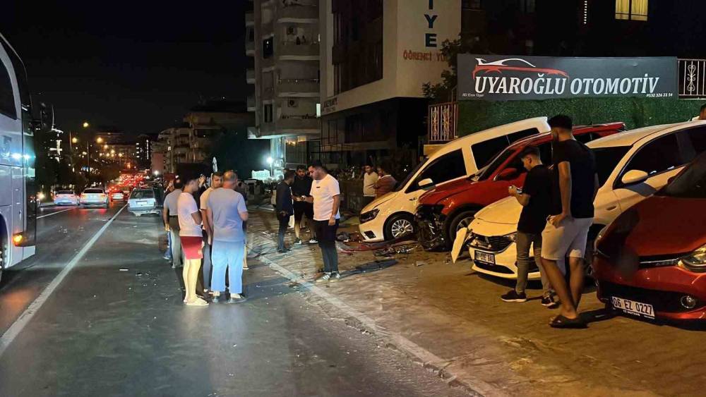 Kontrolden &ccedil;ıkıp savrulan Fiat Tofaş, oto galerideki ara&ccedil;lara &ccedil;arparak durabildi
